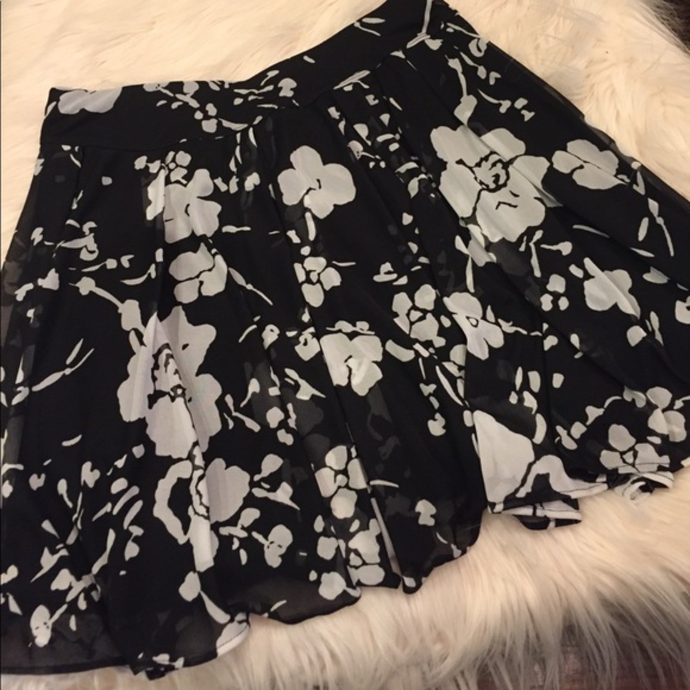 INC BLACK AND WHITE MINI  FLORAL SKIRT‎ Size Xl